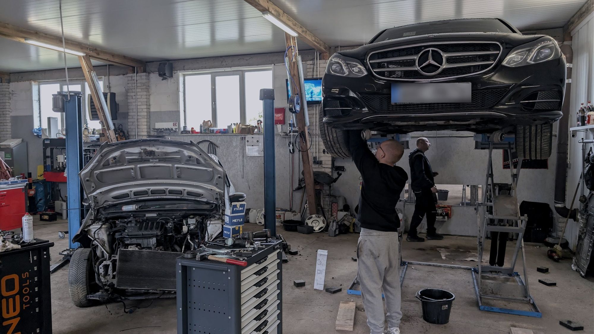 Praca przy E-Klasie na podnośniku w warsztacie DT.Merc Service