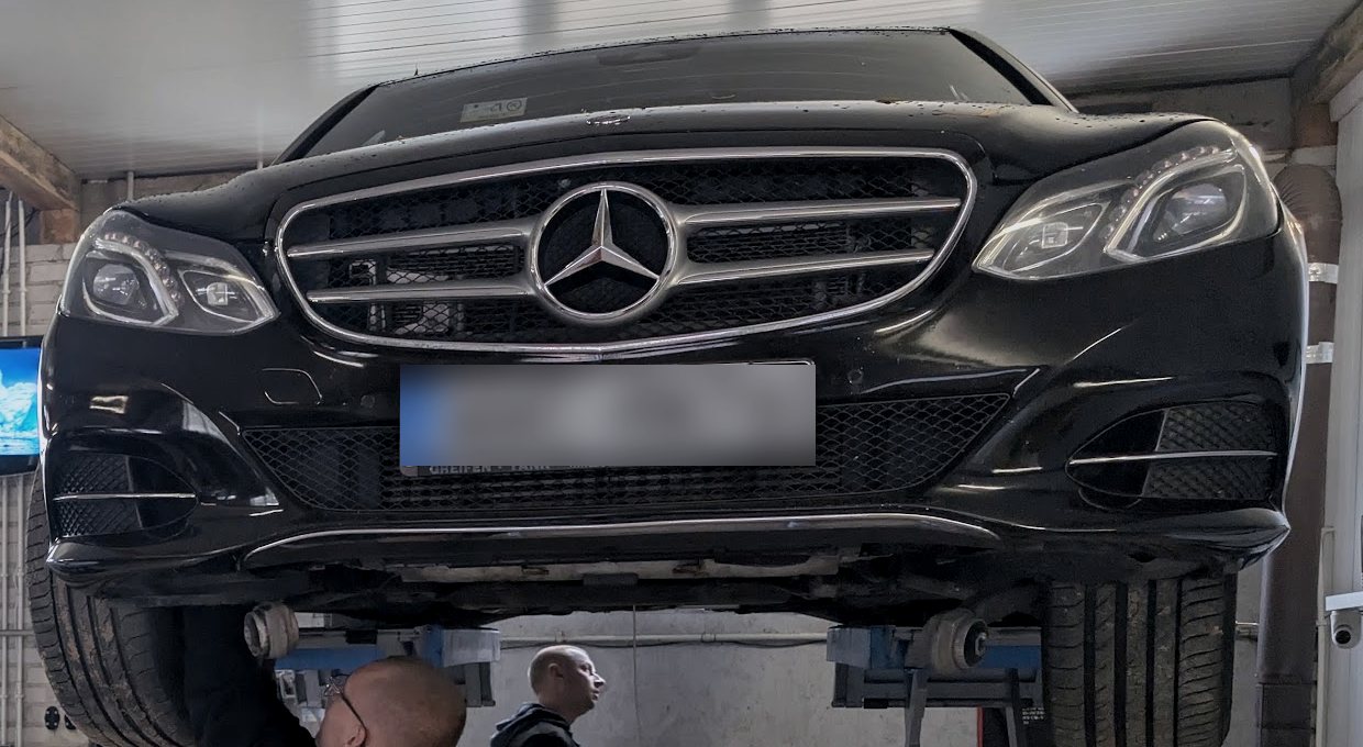 Mercedes-Benz E-Klasa na podnośniku