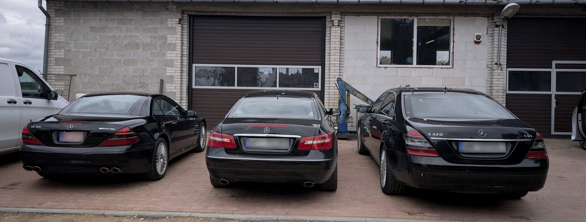 Plac przed warsztatem DT.Merc Service z Mercedesami klientów