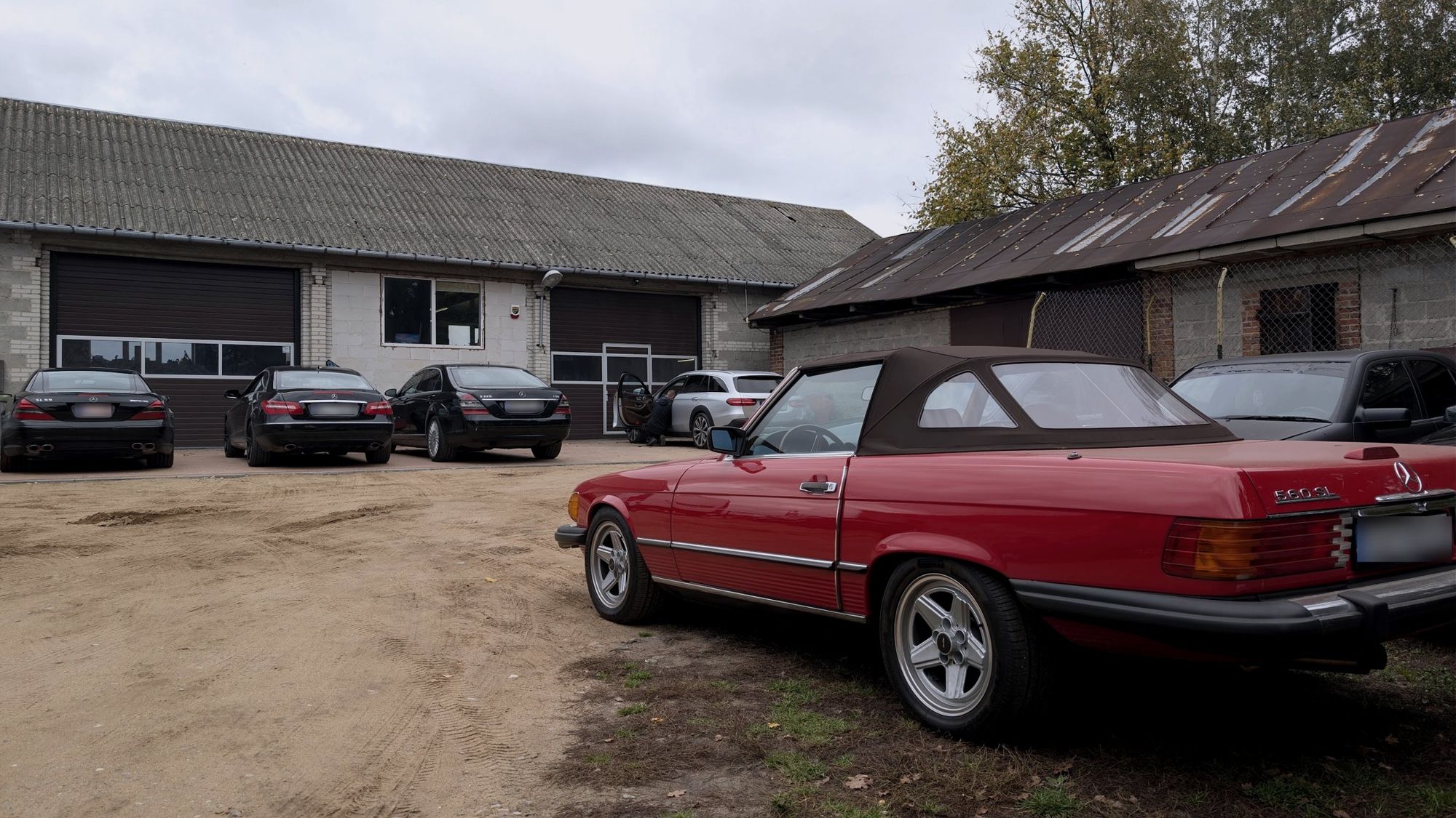 560 SL na placu przed warsztatem